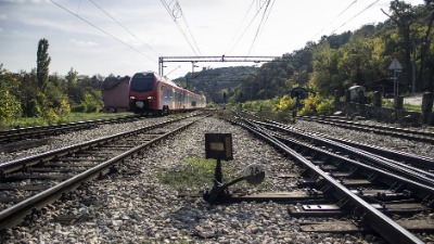 Voz iskočio iz šina i pao niz liticu: Poginula jedna osoba (FOTO)