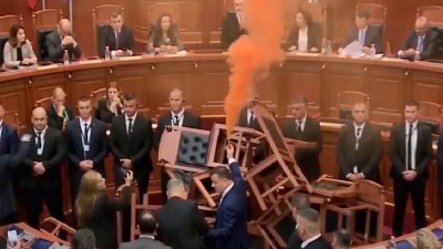 (VIDEO) Skupština Albanije - dimne bombe, požar, stolice...