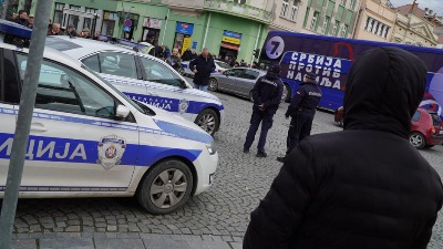 Policija opkolila autobus opozicije u Šapcu (FOTO i VIDEO)