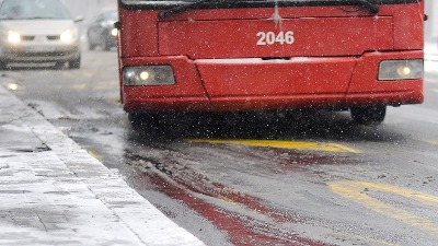 Autobus na "ćelavim" gumama udario u parkirana vozila (VIDEO)