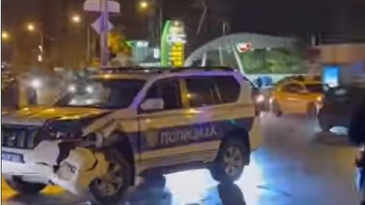 Žena se autom zakucala u policijska kola (VIDEO)