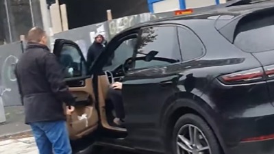 Taksista pretio sekirom vozaču "poršea" (VIDEO)