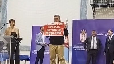 Priveden u policiju zbog transparenta "Vučić je izdajnik"