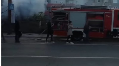 Požar u Ustaničkoj: Kuća u plamenu, tramvaji stoje (VIDEO)