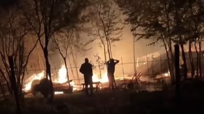 Veliki požar u Kniću: Zapalile se vikendice (VIDEO)