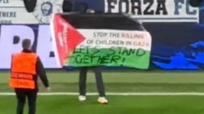 Upao na teren noseći zastavu Palestine i poruku o ubijenoj deci (VIDEO)