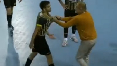 Trener udarao igrača na utakmici, optužen je za ratne zločine i član je SNS-a (VIDEO)