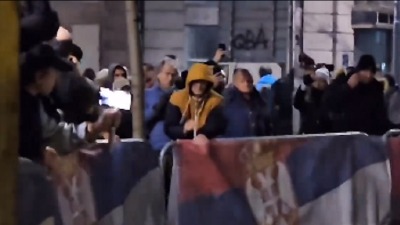 Incident ispred RIK-a: Pokušaj rušenja ograde (VIDEO) Incident ispred RIK-a: Pokušaj rušenja ograde (VIDEO)
