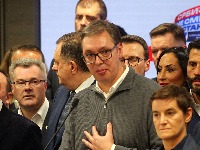 Studenti održali Vučiću čas matematike: Osoba A još nije krenula u školu? (FOTO)