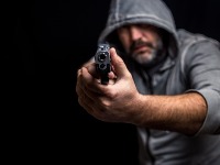 Jeziva pljačka u Beogradu: Devojku pretukli, isprskali biber sprejom i pretili joj pištoljem!