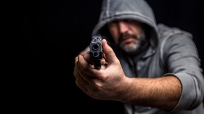 Jeziva pljačka u Beogradu: Devojku pretukli, isprskali biber sprejom i pretili joj pištoljem!