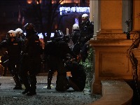 Policija ne zna ko je naredio klečanje i gledanje u zid više lica i maloletnika