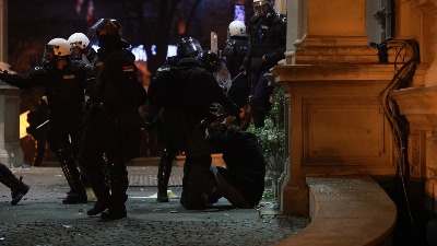 Policija ne zna ko je naredio klečanje i gledanje u zid više lica i maloletnika Policija ne zna ko je naredio klečanje i gledanje u zid više lica i maloletnika