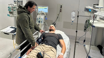 Gašić obišao policajce, i onog kom je kolega razbio glavu (VIDEO)
