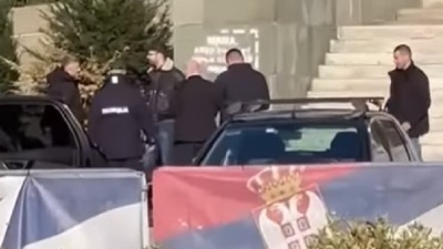 Uhapšen Pijanista zbog grafita ispred Skupštine (VIDEO)