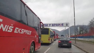Nepregledna kolona autobusa na ulasku u Vranje, krenuli na Vučićev miting