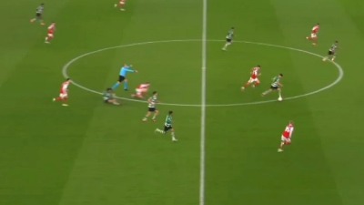 Neverovatno: Dao gol Arsenalu sa pola terena (VIDEO)
