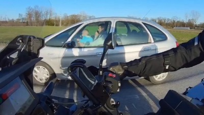 Priča telefonom i drži bebu u krilu dok VOZI (VIDEO)
