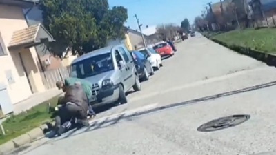 Dvojica muškaraca leže na ulici i tuku se (VIDEO)