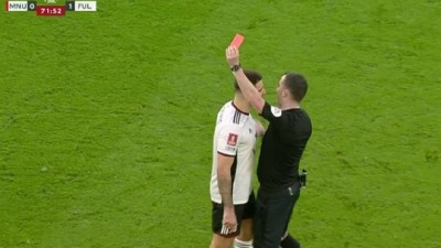 Mitrović gurnuo sudiju i dobio crveni karton! (VIDEO)