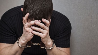 Uhapšen Srbin, sadio marihuanu u školi