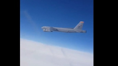 Ruski avion presreo američke bombardere (VIDEO)