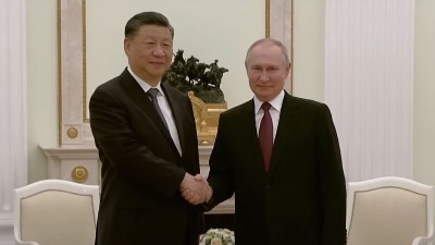Da li je Putin klečao pred Sijem? (FOTO)