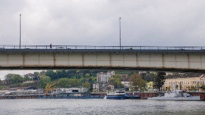 Zatvoren Brankov most, pristalice SNS organizovano idu ka Skupštini