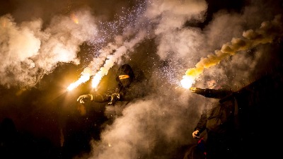 Haos u Beogradu: Sukob Delija i Grobara, baklje i obračun nasred ulice (VIDEO)