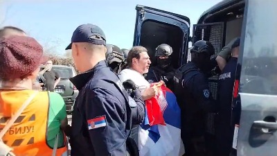Dno nema dna: Policajac otima srpsku zastavu na Šodrošu