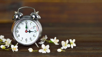 Ne zaboravite da pomerite kazaljke: Letnje računanje vremena počinje ranije ove godine!