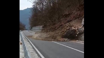 (VIDEO) Urušio se potporni zid na rekonstruisanom putu