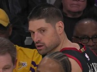 Nikola Vučević sa dresom Crvene zvezde: Veliki "zvezdaš" rame uz rame sa srpskim reprezentativcem