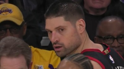 Nikola Vučević sa dresom Crvene zvezde: Veliki "zvezdaš" rame uz rame sa srpskim reprezentativcem