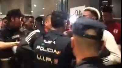 Fudbaleri Perua se tukli s policijom (VIDEO)