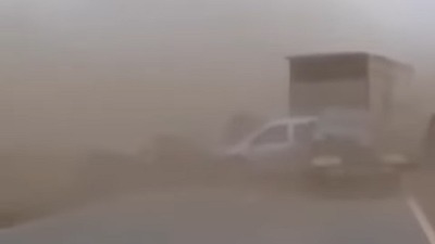 Sudar sedam vozila zbog peščane oluje (VIDEO)