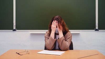 Učenica napala profesorku: Gurala je i vukla, pa udarila vratima