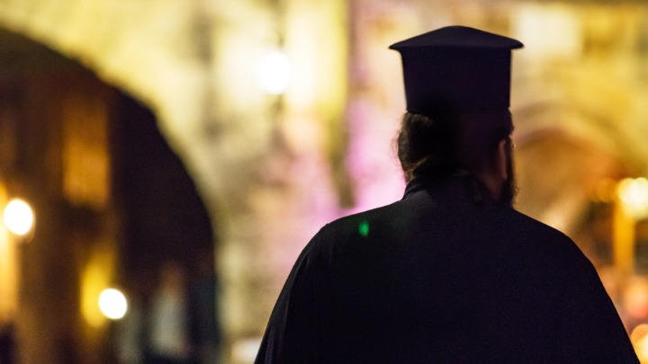 MISTERIJA PENZIJA SVEŠTENIKA: Država ne zna koliko ih prima i kolike su im penzije