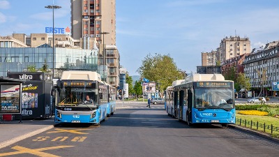 Palo autobusko stajalište u NS: Udario ga auto (FOTO)