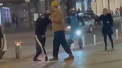 Tukli se taksista i stranac u centru Beograda?! (VIDEO)