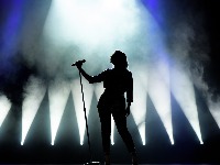 "Otkud ovaj spoj?“: Mlada pevačica oduševila izvođenjem pop hita (VIDEO)