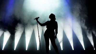 "Otkud ovaj spoj?“: Mlada pevačica oduševila izvođenjem pop hita (VIDEO)