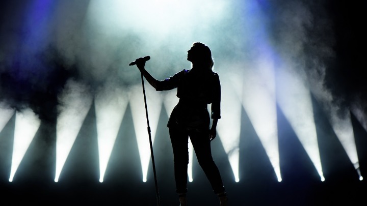 "Otkud ovaj spoj?“: Mlada pevačica oduševila izvođenjem pop hita (VIDEO)