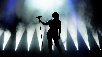 Na svadbu došla u farmerkama, pa šokirala goste: Pevačica na venčanju promenila ime umesto prezimena