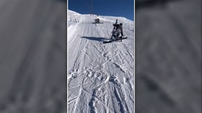 Ršum na ski stazi: Početnika vuče žičara (VIDEO)
