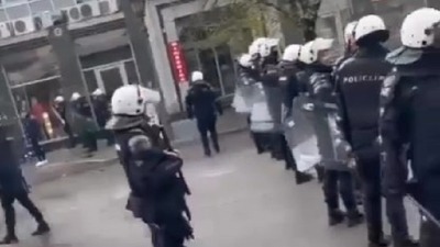 Tuča u NS: Policija hapsila navijače (VIDEO)