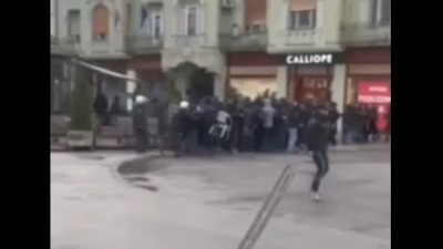 Pojavio se snimak tuče u NS: Letela kamenica (VIDEO)