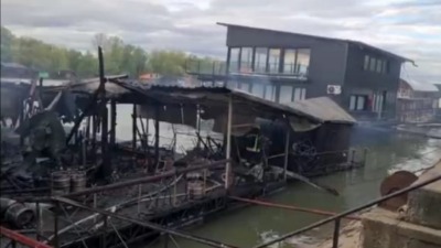 Izgoreo splav na Savskom keju