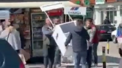 Aktivisti SNS štandovima jurili štandove SSP (VIDEO)