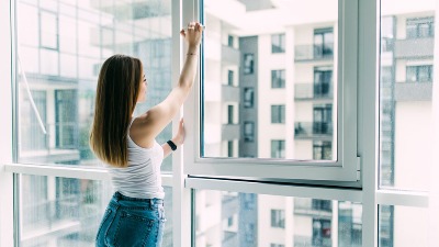 Svi ovo bacate u smeće, a pravi je spas za prljave prozore: Sijaće KAO NOVI